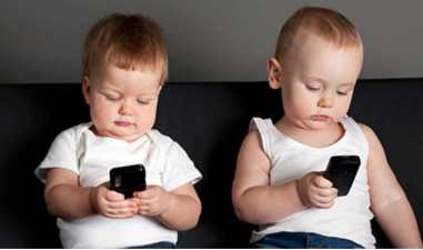 little-boy-and-girl-playing-with-mobile-phones-640